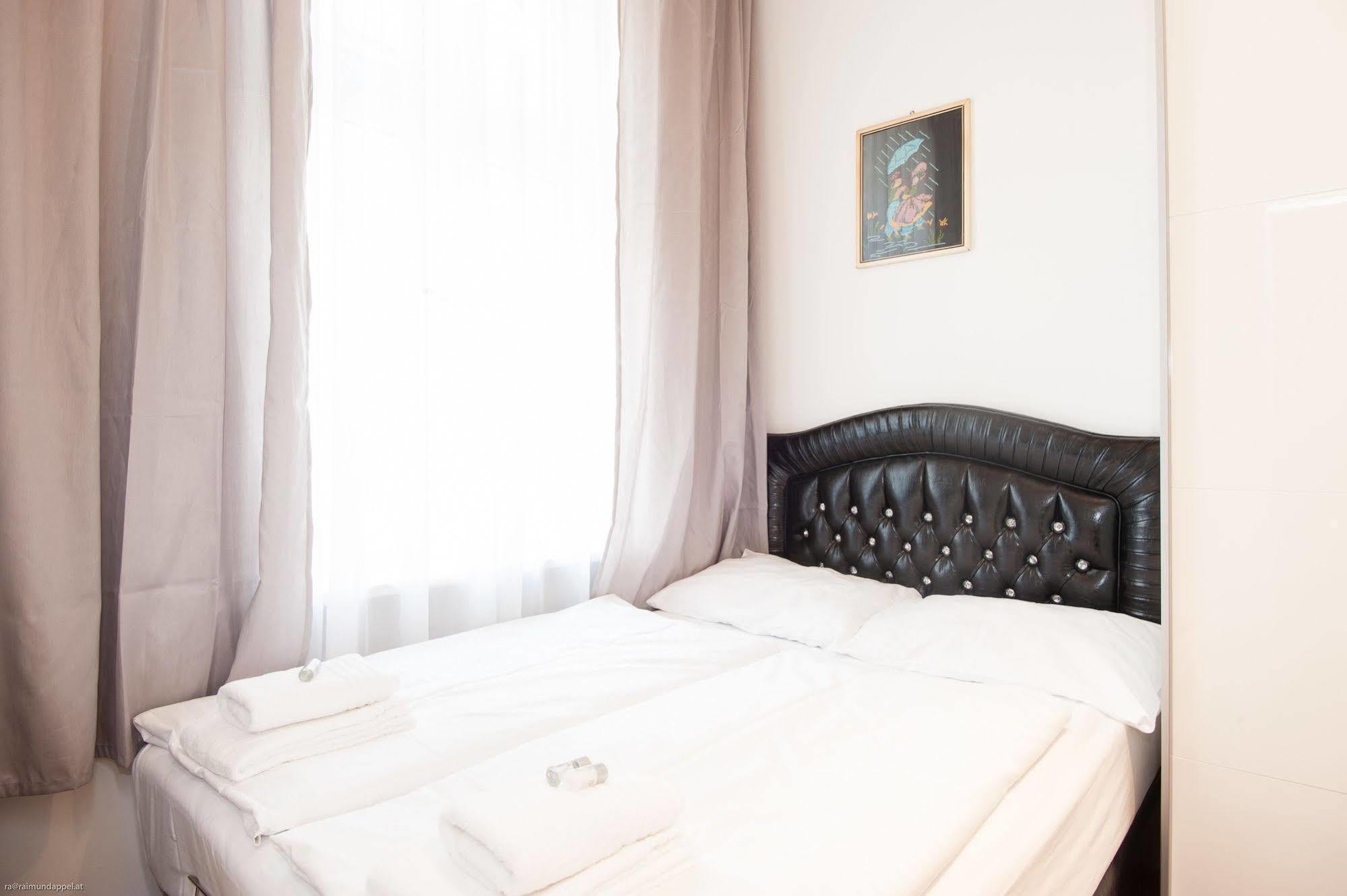 Royal Resort Apartments Urania Wina Bagian luar foto